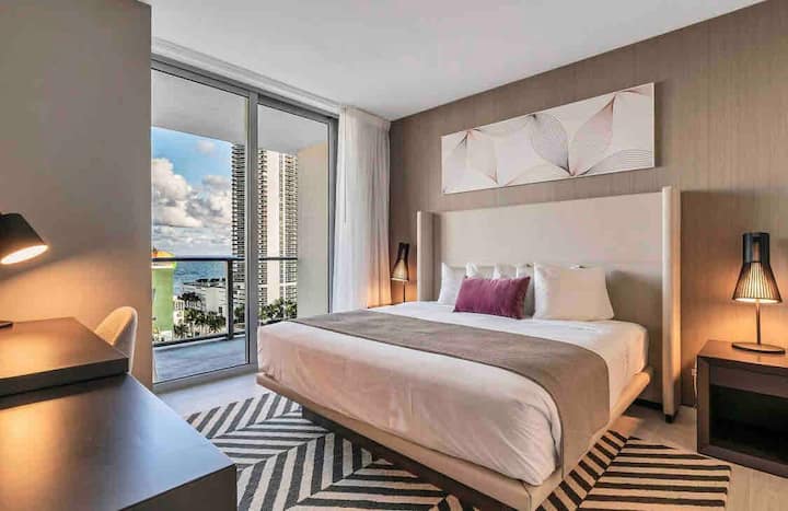 Hlavná spálňa s manželskou posteľou veľkosti King a písacím stolom na notebook

Hlavná spálňa s nadmerne veľkou posteľou a písacím stolom na notebook 