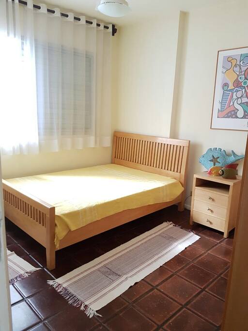 Quarto com cama de casal.