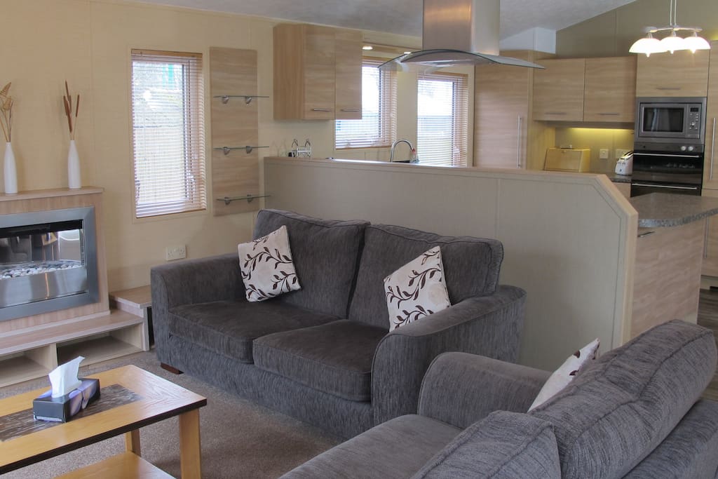 Spacious open-plan lounge, kitchen, diner