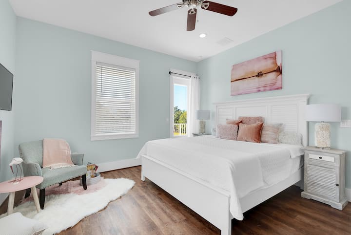 Kitanda cha 5 - Picha 1 - chumba cha fleti ya 2 aina ya king. Bafu ya kibinafsi, mlango wa roshani ya kibinafsi, runinga iliyowekwa ukutani na kupambwa kwa "yake".  