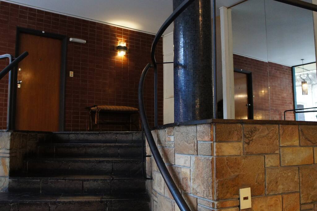 En el lobby del edificio, la escalera, de diez escalones, es cómoda y ancha