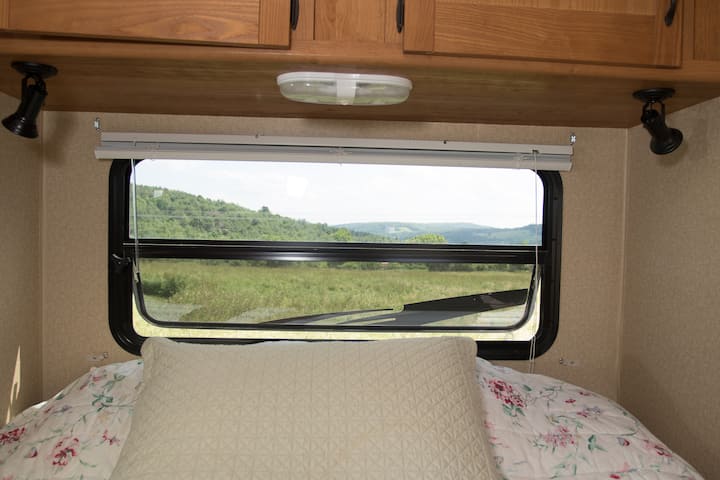 Pogled na kamper s kreveta