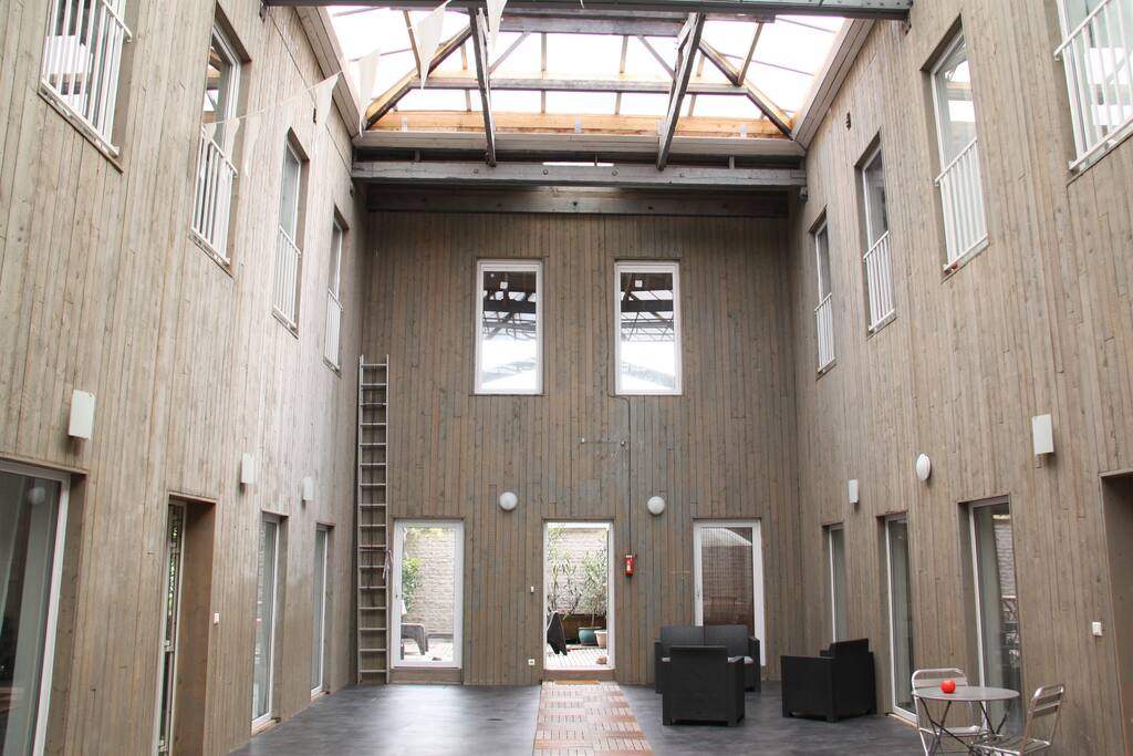 La cour intérieure couverte commune aux 4 duplexs de l'ancien théâtre