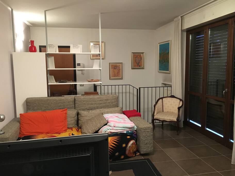 ingresso con soggiorno, divano e TV