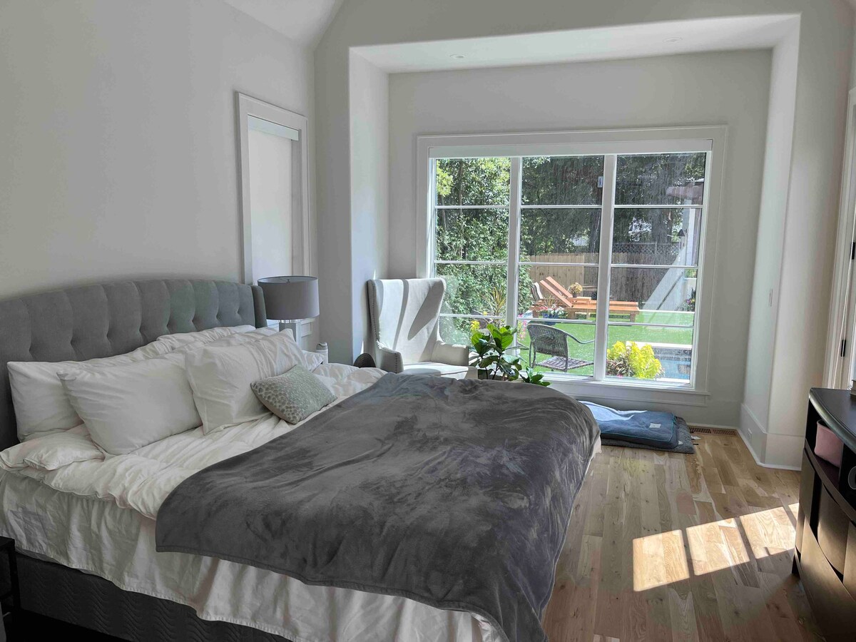 ห้องนอนใหญ่พร้อมเตียงคิงไซส์