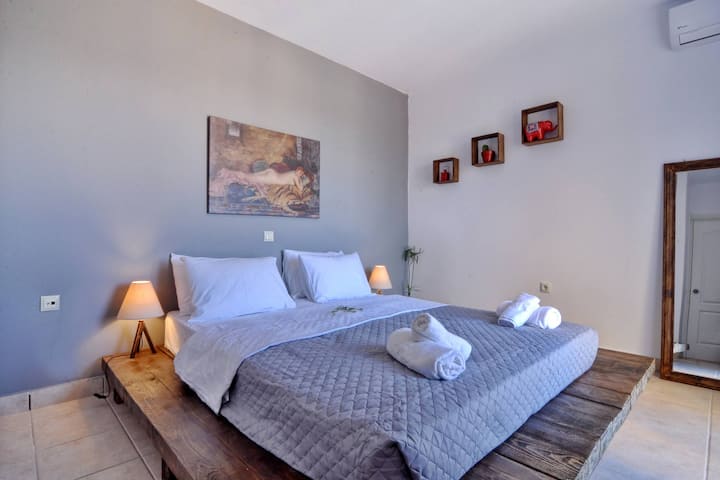 Спална соба со брачен кревет, голема гардероба и одличен поглед.
Спална соба со брачен кревет, голем плакар и одличен поглед.