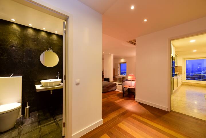 Luxurious Penthouse in Lisbon with River View gallery image 3