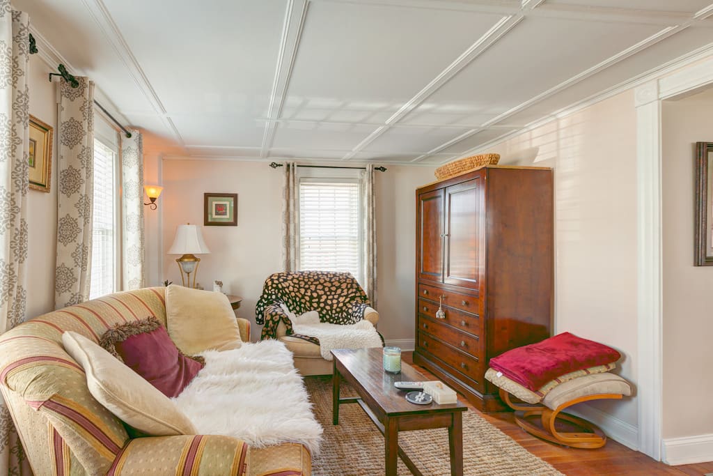 Cozy living room with cable TV.