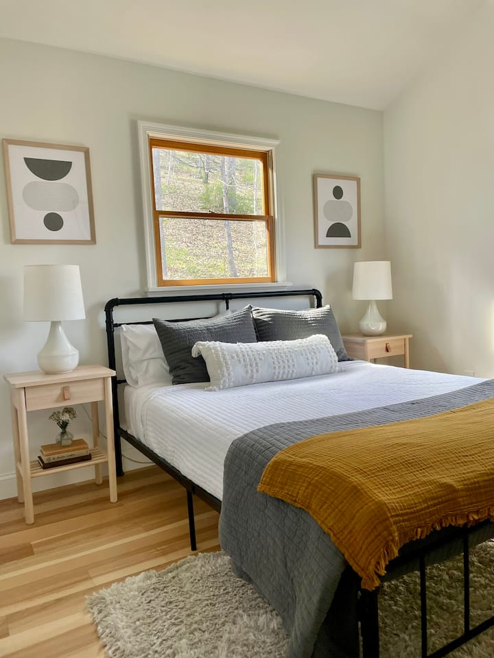 El segundo dormitorio ofrece una cómoda cama tamaño queen que te hará dormir en muy poco tiempo. Las ventanas dan al bosque.