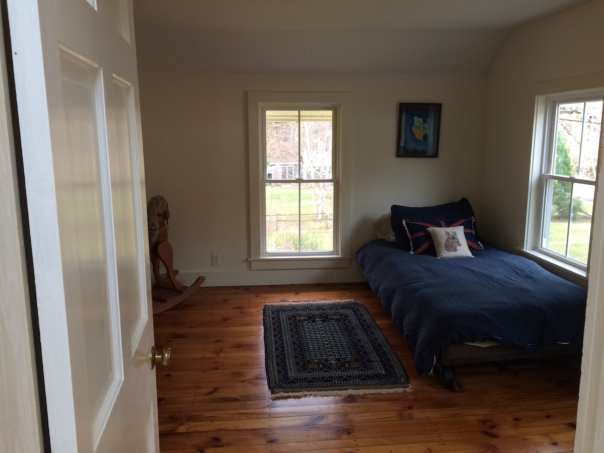 Спална соба на горниот кат со еден брачен кревет (широк 150-179 см)