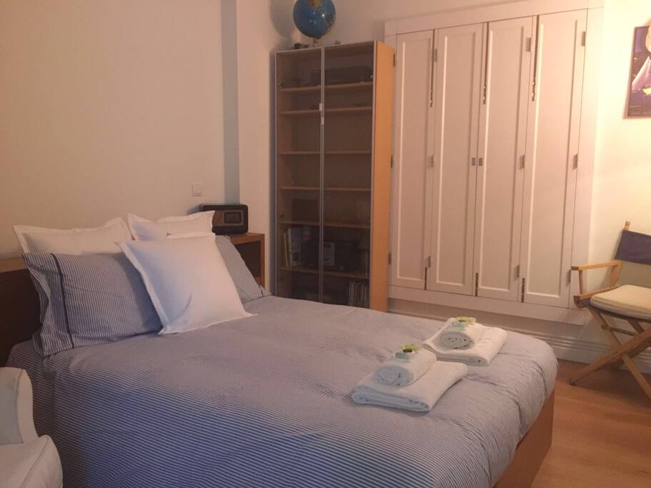 Master chambre, new bed.
