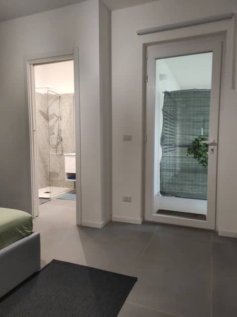 Apulian lovers, stationfront room