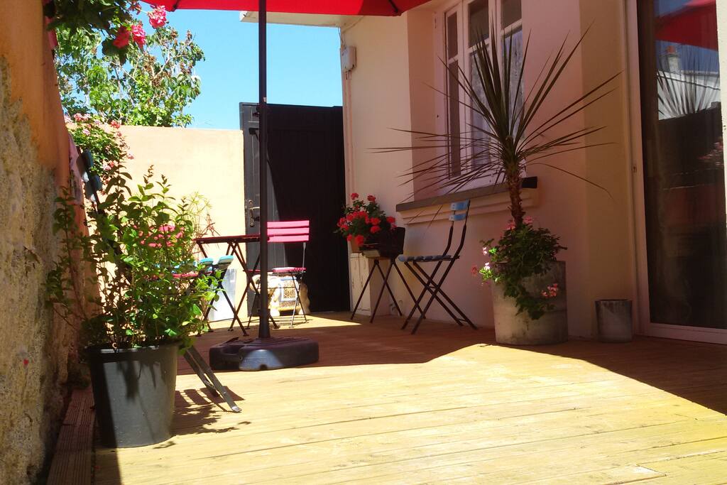 Le Patio... entièrement clos de murs et sans vis à vis; vous pourrez y déjeuner, vous détendre, y faire des barbecues...