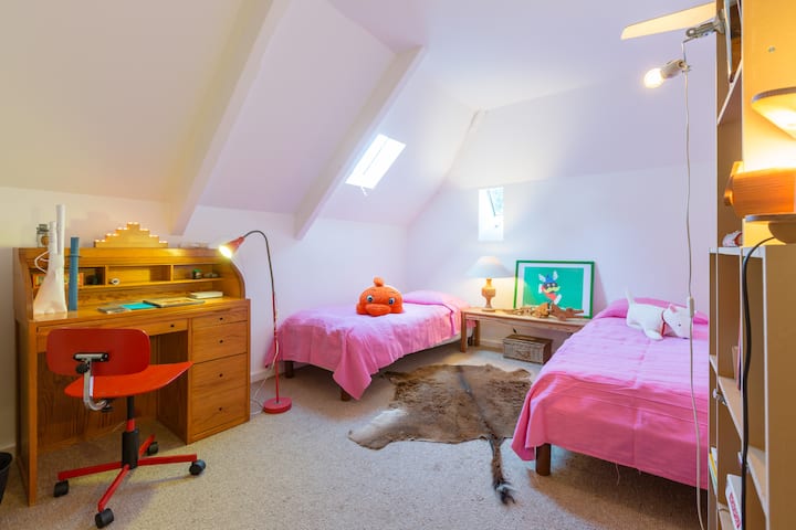 habitación de niños pequeños y mayores