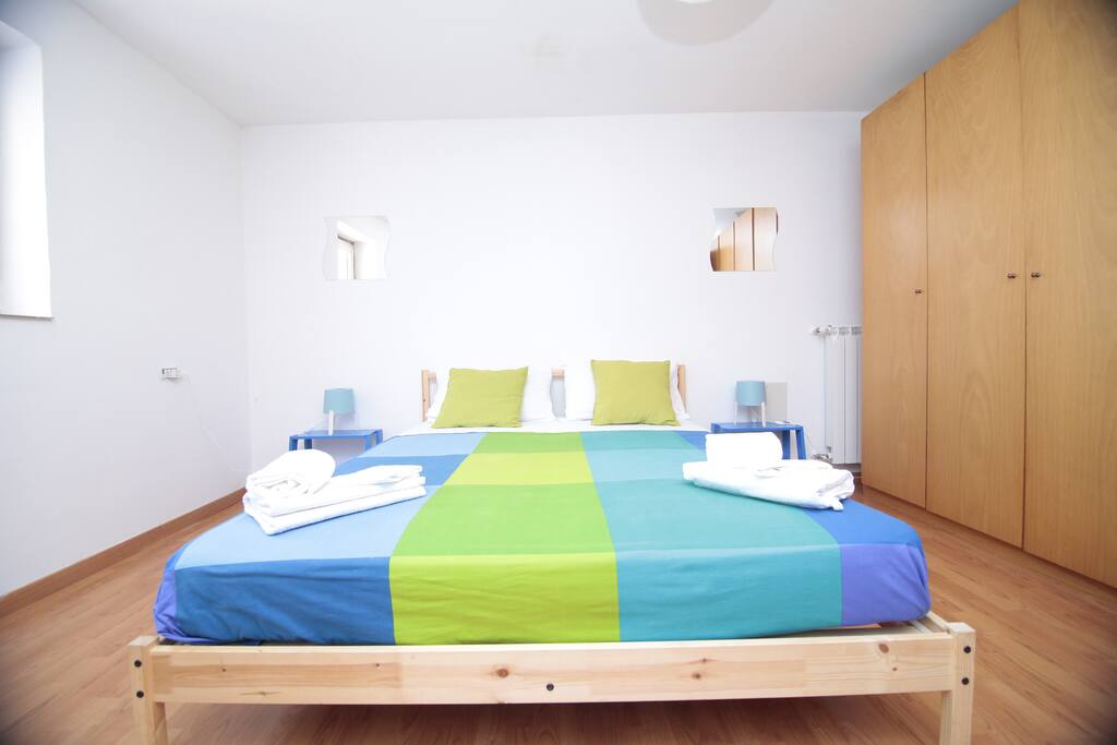 La camera è arredata con letto matrimoniale Ikea, due comodini con abat-jour e specchi...