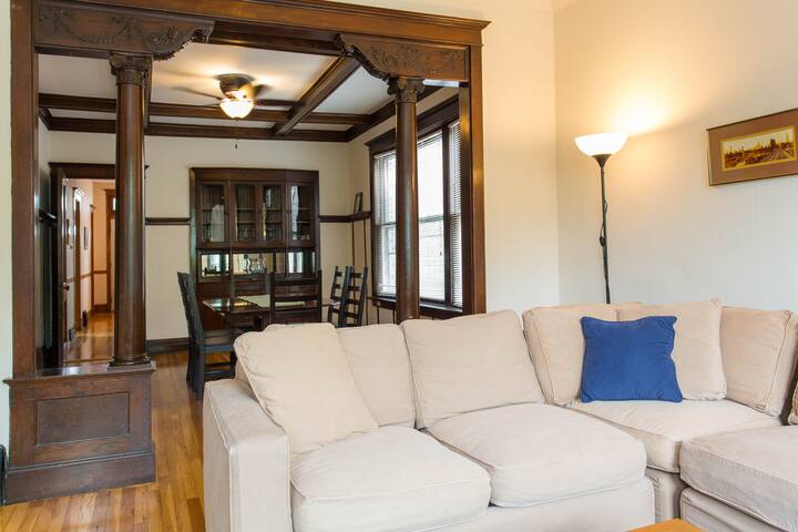 Wrigley Oasis! Steps from the Field! – 3BR/1BA! gallery image 5