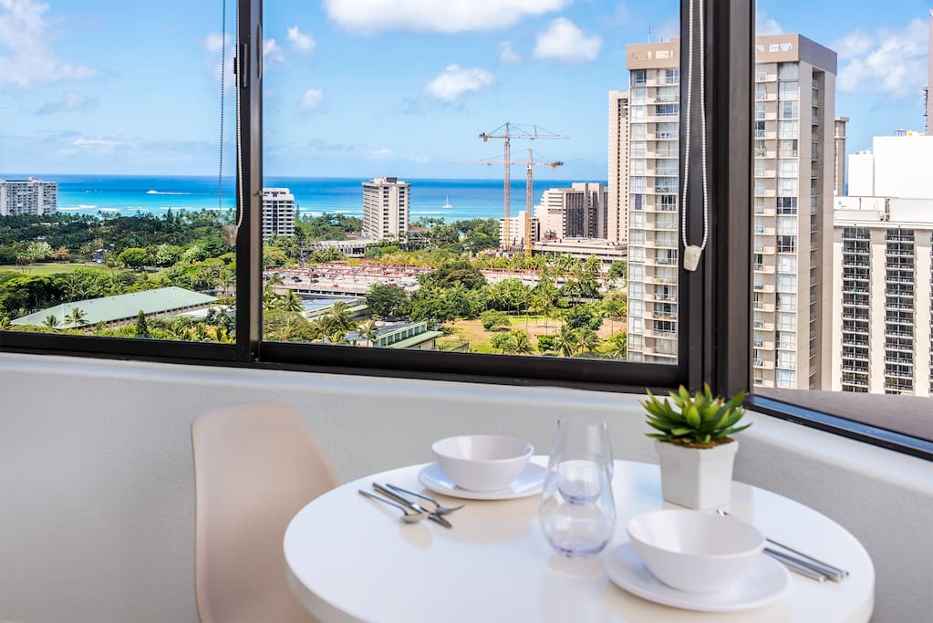 Enjoy breakfast, lunch, or dinner from the breakfast nook with a great view