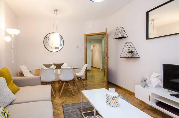 Bright & Spacious 2BD 2BTH – City Center gallery image 4