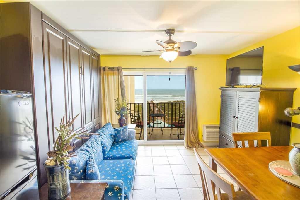 Great Space - The living room furnishings are comfortable, the view is spectacular, and the Florida experience is just around the