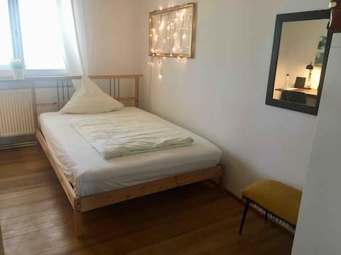 Grosses Zimmer mit großzügiger Wohnung in top Lage