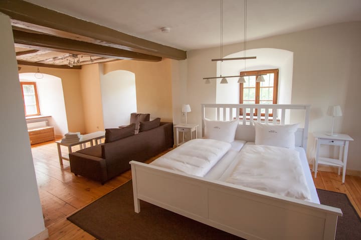 Burgzimmer EG. A place in the green.
