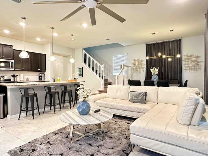 Në këtë zonë konceptuale të hapur do të gjesh një kuzhinë, dhomë ndenjjeje dhe ambientin e ngrënies. Kuzhina jonë është e pajisur plotësisht. Në dhomën e ndenjjes do të shohësh një televizor inteligjent të sheshtë dhe një divan krevat. Dhe ka gjithashtu ambientin e ngrënies me një tavolinë, karrige, dritë tavani.