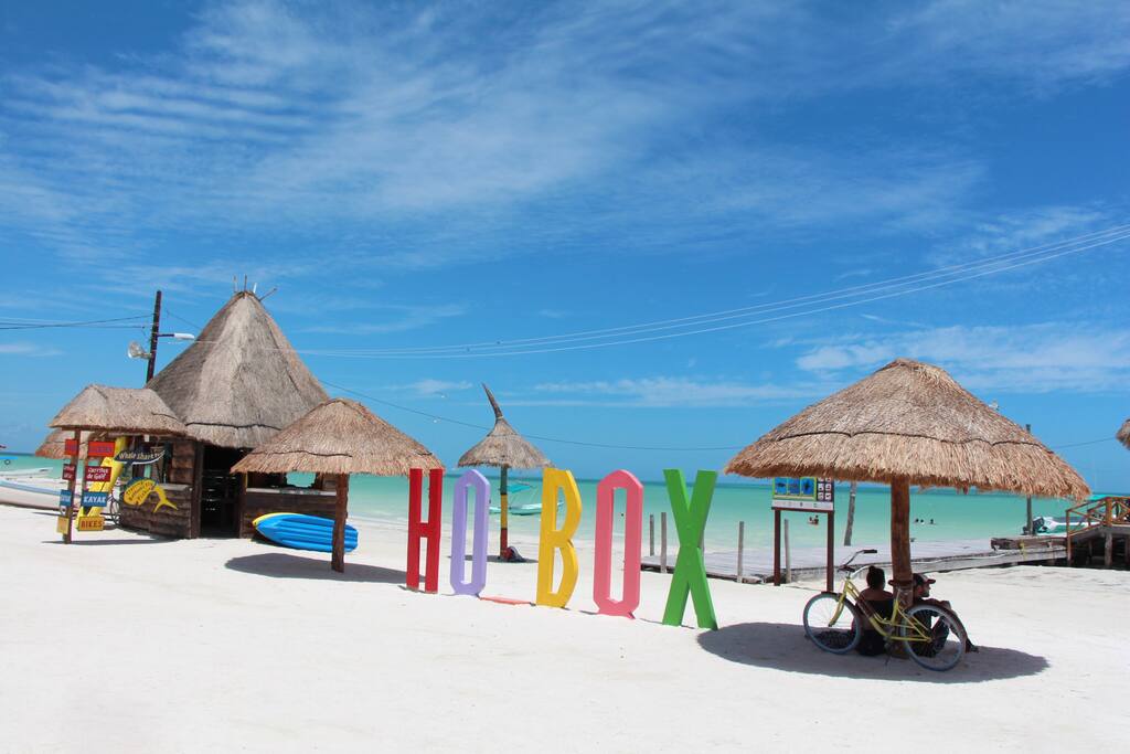 Outside "La Diosa" you can take pictures, read a novel, book a tour, dip in the salty water and enjoy the sun, or all together.