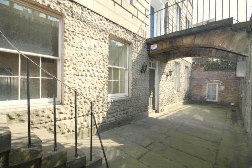 Private entrance from York Place