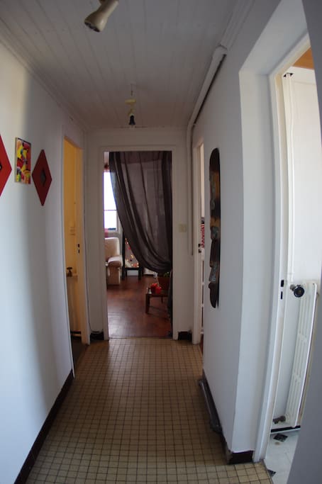à l'entrée de l'appartement