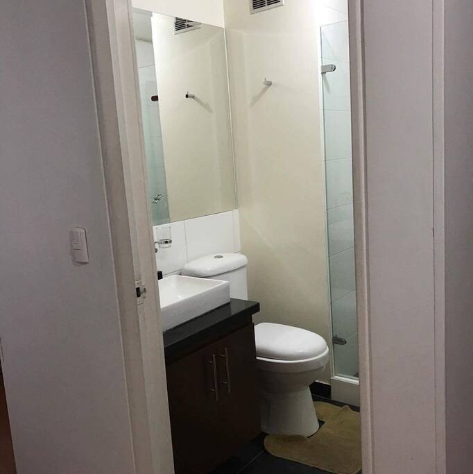 Baño frente a las habitaciones