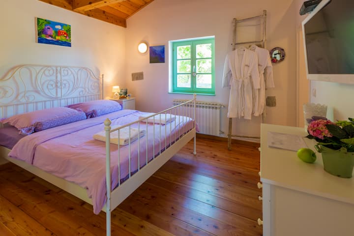 Dhomë gjumi dopio romantike me krevat dopio "Queen", banjë, televizor satelitor, ajër të kondicionuar...