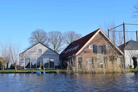 Beautiful house at the water 6 km from Leiden