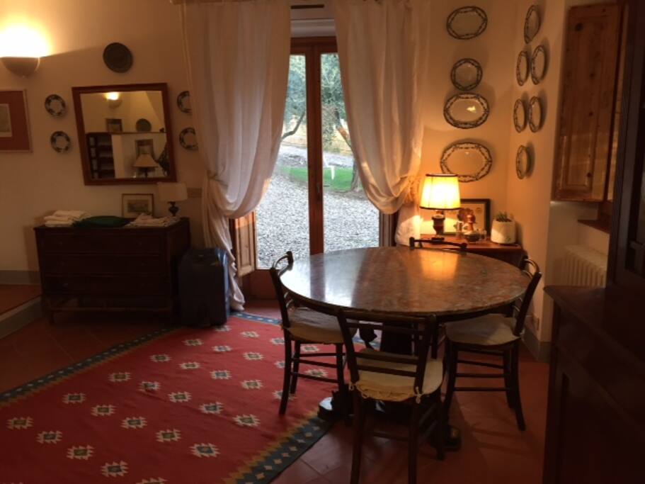 Salotto, particolare: angolo pranzo e ingresso.
