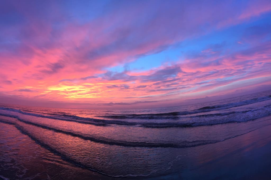 Unbelievable Sunrises on Myrtle Beach's Golden Isle! Short walk from Hazie Days!