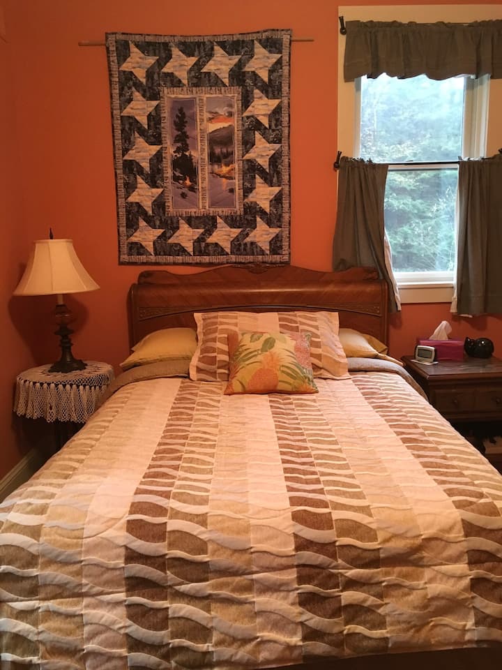 2楼1号卧室配备双人床（最多2人）