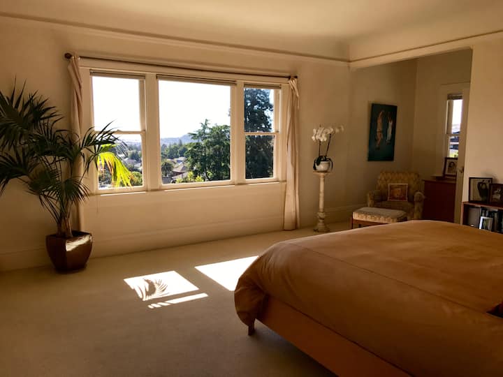 חדר שינה ראשי עם נוף פנורמי למפרץ