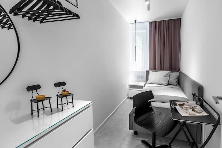 El tamaño de la cama es de 90×200, el colchón es ortopédico. El aire acondicionado de invierno/verano está instalado detrás de la cortina.