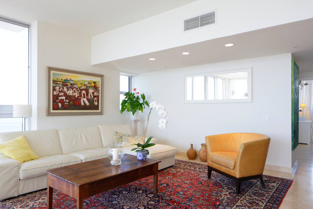Spacious living room