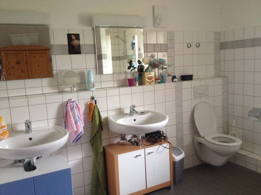 Das WG-Bad ist sehr groß, mit 2 Waschbecken, einer Toilette und eienr Dusche. Tageslicht!
