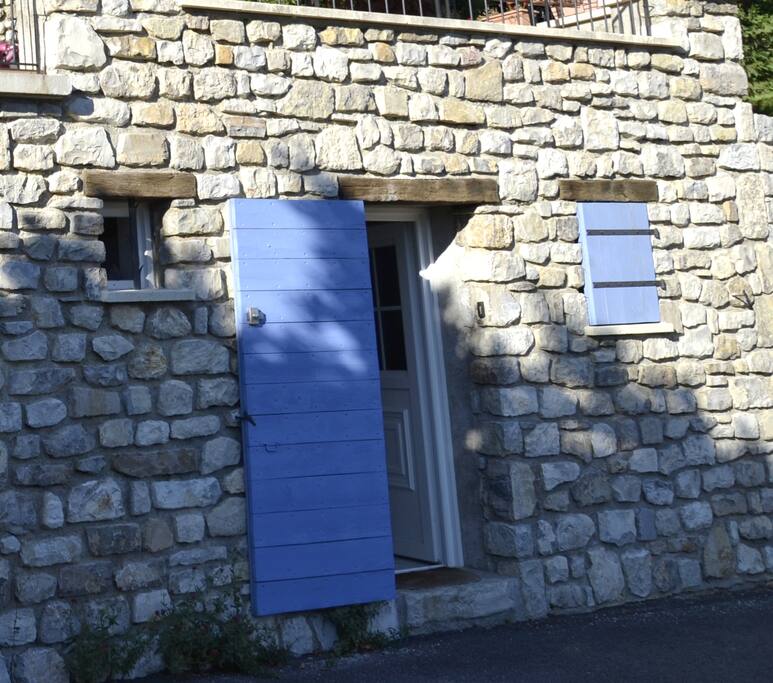 La chambre indépendante se trouve située sous la terrasse de la maison principale