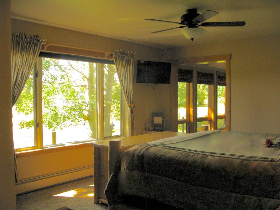 Relax in King bed & enjoy the view or Sleep In - with black out shades