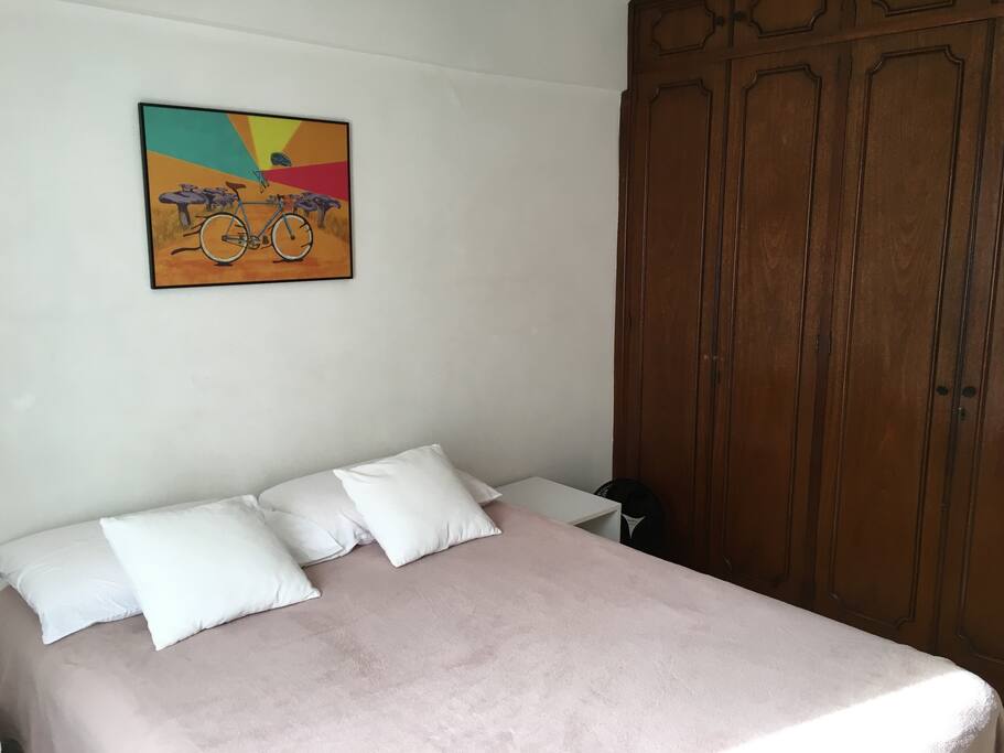 Forneço roupa de cama e toalhas.