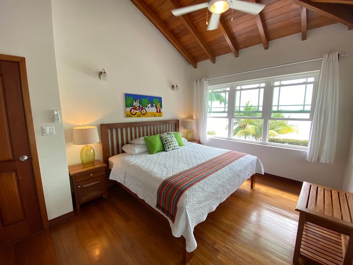 Bračni krevet (širine 180 - 200 cm) s prekrasnim pogledom, klima-uređajem i stropnim ventil