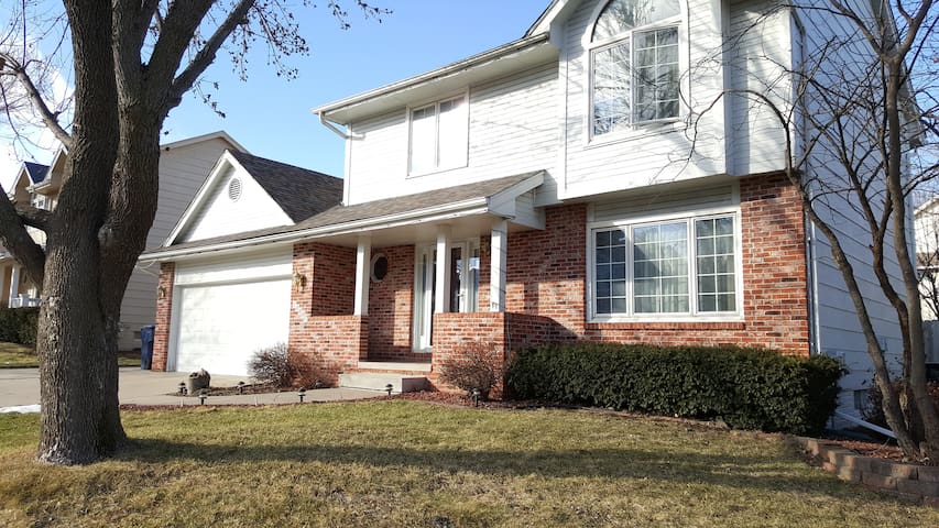 Beautiful comfy five bedroom home sleeps 11 - Houses for Rent in