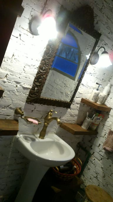Baño privado ambientado artísticamente.