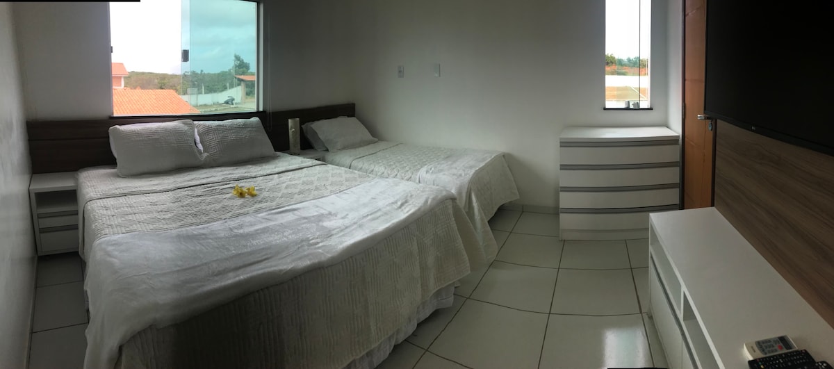 Suite 3 con una cama Super King y un soltero. Es una semi-suite, comparte un baño con el dormitorio de al lado (dormitorio 5 en la descripción)