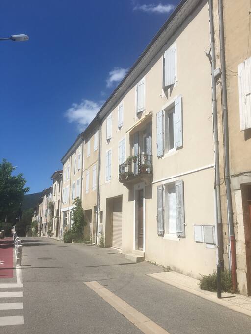 Opposite the pied a terre is a small free carpark which is very convenient as medieval villages are usually difficult places to find car parking.