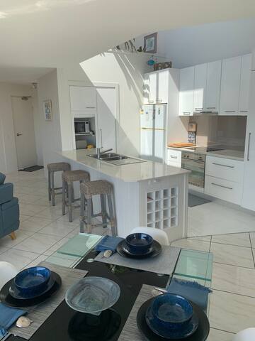 Coolum Beach Fantastic Penthouse.Sunshine Coast. gallery image 2