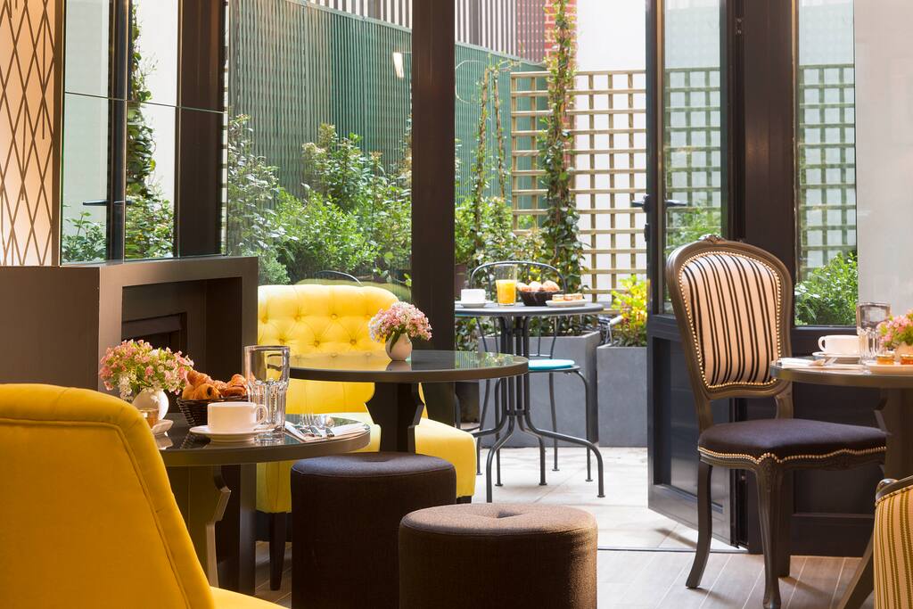 breakfast room
