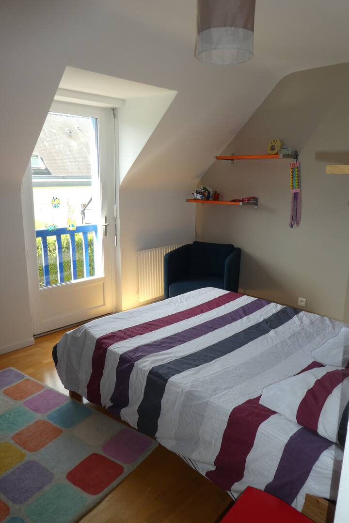 ห้องนอนพร้อมเตียงและอาร์มแชร์ขนาด 140 ซม.